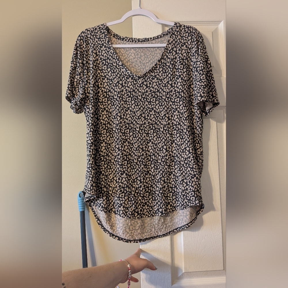 American Eagle Outfitters Black and Cream Patterned Tee